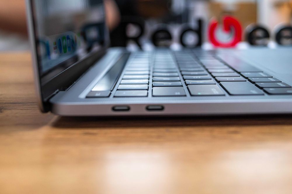 MacBook Pro 13 M2  8/256 GB  Магазин Red Geek