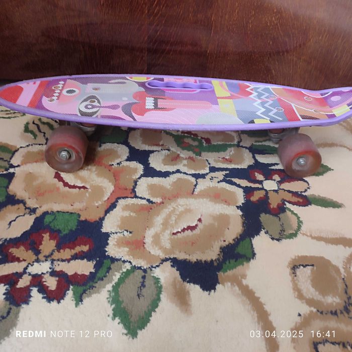 Скейтборд в идеальном состоянии колеса гелевые светятся в темноте