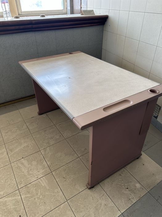 Стабилно и здраво бюро 130х80см , налични 10 бр