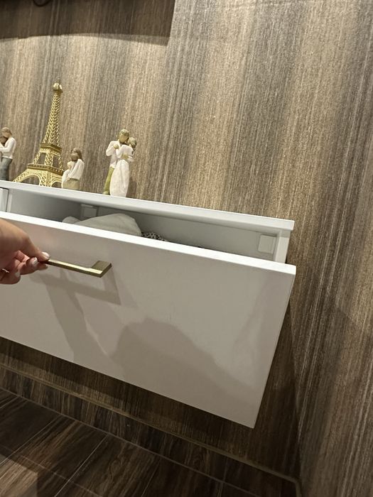 Mobilier modern suspendat alb/. auriu.