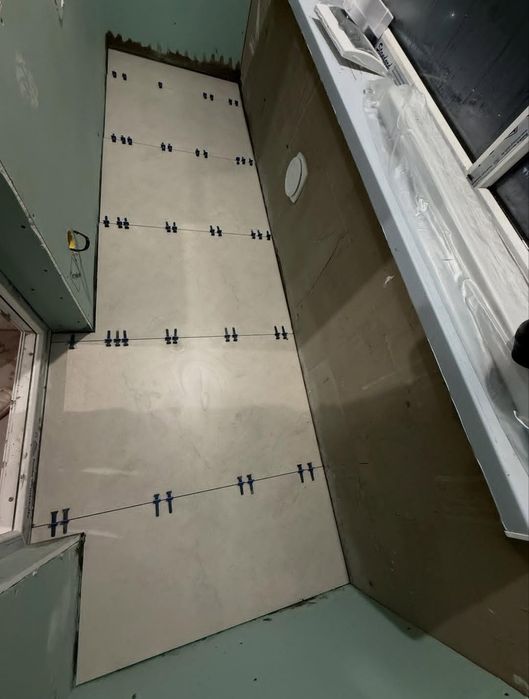 Профессиональный кафельщик с 24 годами опыта