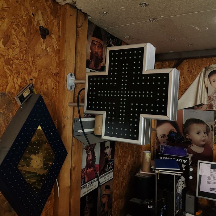 Cruce farmacie luminoasa