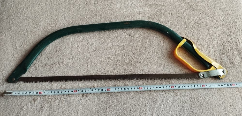 Брадвичка с дървена дръжка.Малка метална жага.Улична лампа.