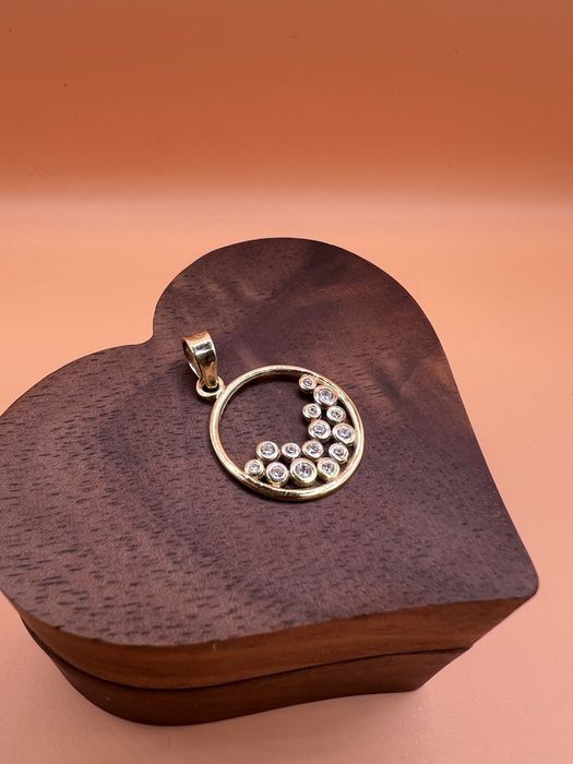 Продам золотой кулон.