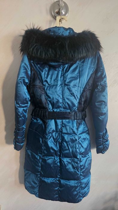 Продавам дамско яке от пух с естествен косъм на качулката