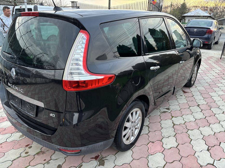 Dezmembrez renault grand  scenic  3  cu 7 locuri 1.5 dci 110 cp  2011