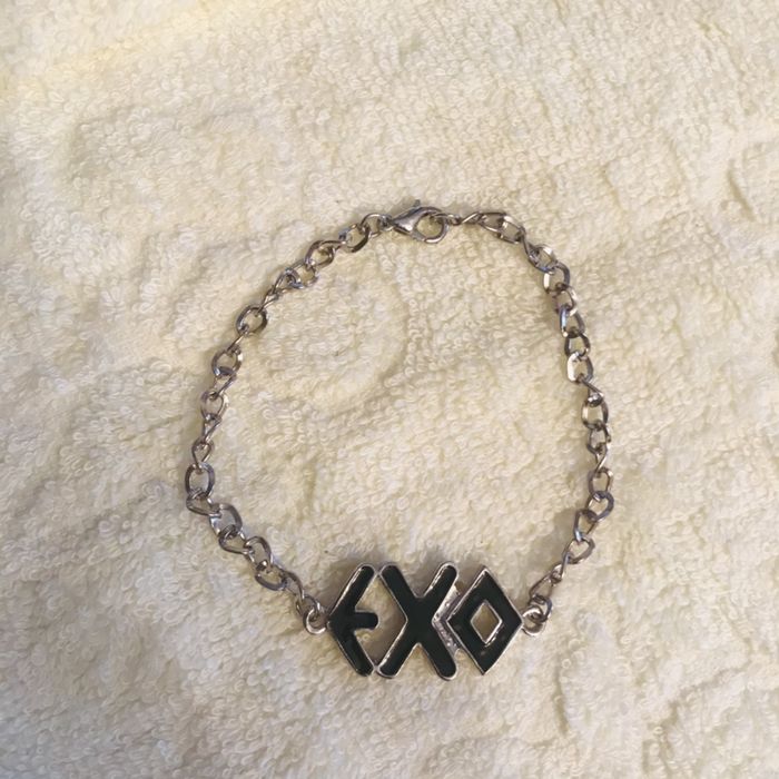 Браслет для любителей корейской музыки