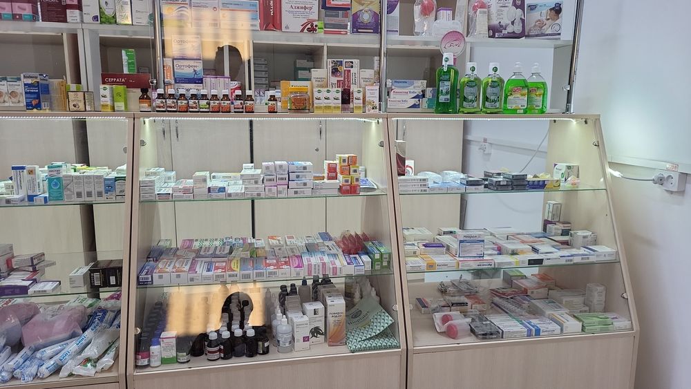 Продается полка зеркало для аптеку