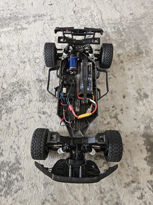 Mașina cu telecomandă. Ford reptor f 150