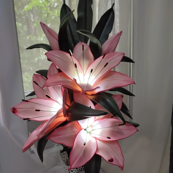 Цветы, светильник.