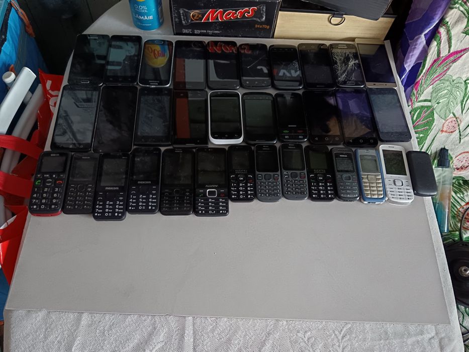 Lot telefoane butoane etc