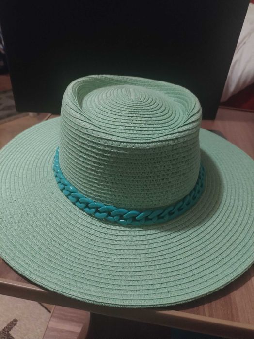Palarie verde, cu lant verde, eleganta