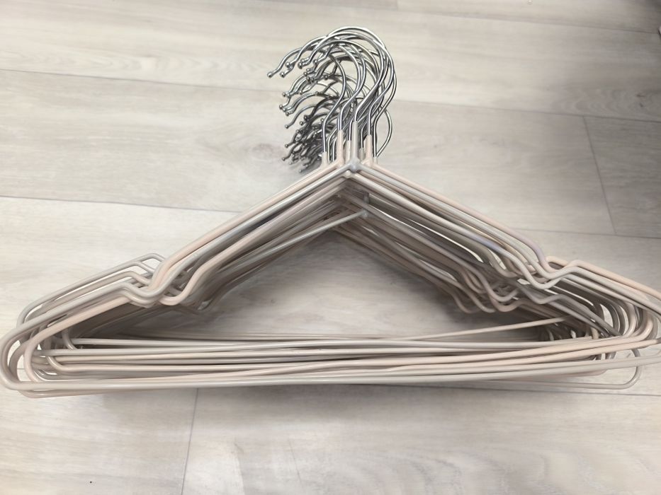 Продаются вешалки в по 100т.