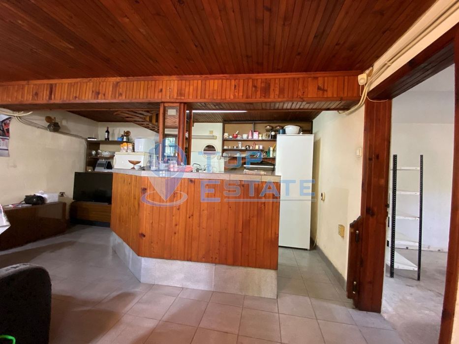 Двуетажна тухлена къща и автосервиз в с. Самоводене, област Велико Тъ