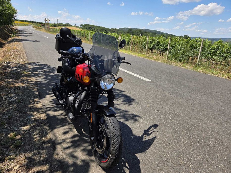 Vând Royal Enfield Hunter 350, model Rebel Red, în stare impecabilă.