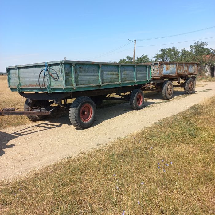 Vand remorci doua bucăți