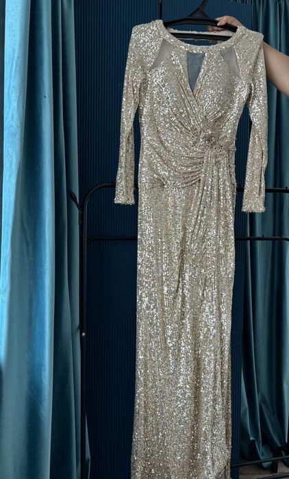 Вечернее платье в пол с пайетками