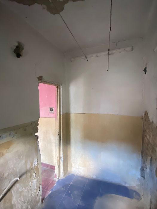 Locația cu casa și garaj…  0758728367
