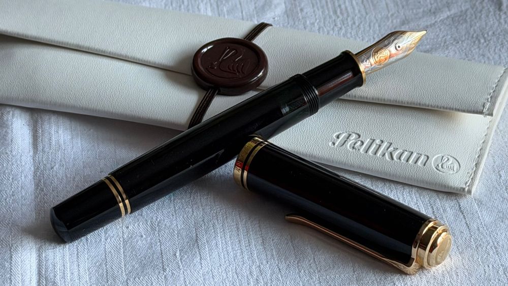 stilou Pelikan Soverän M1000, negru, penita de aur bi-colora 18K, scriere F, ca nou, cadou patru calimare cerneala Pelikan Edelstein