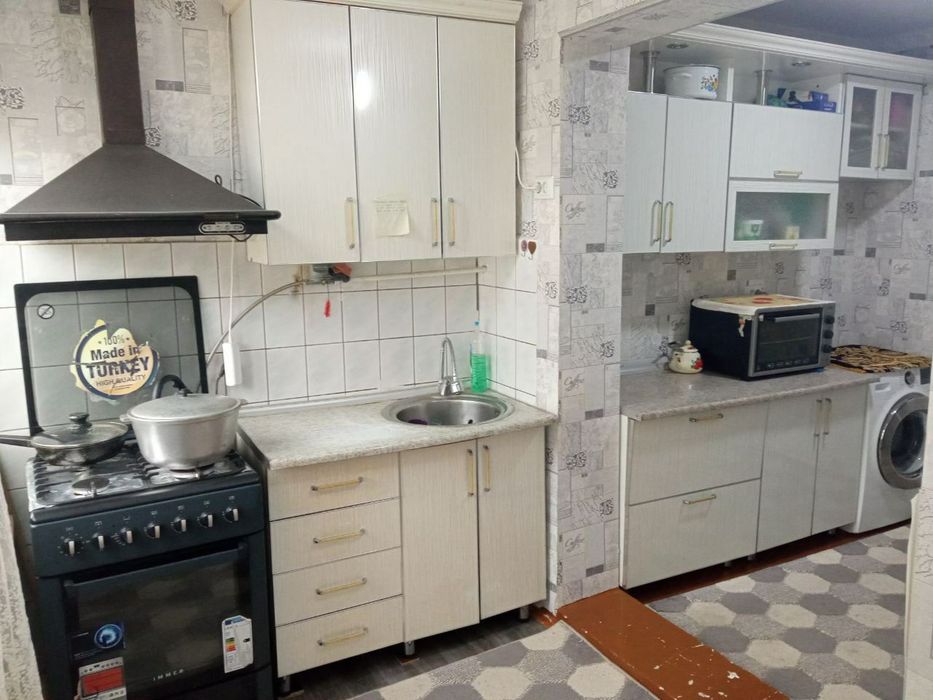 3 xonali kv sotiladi.