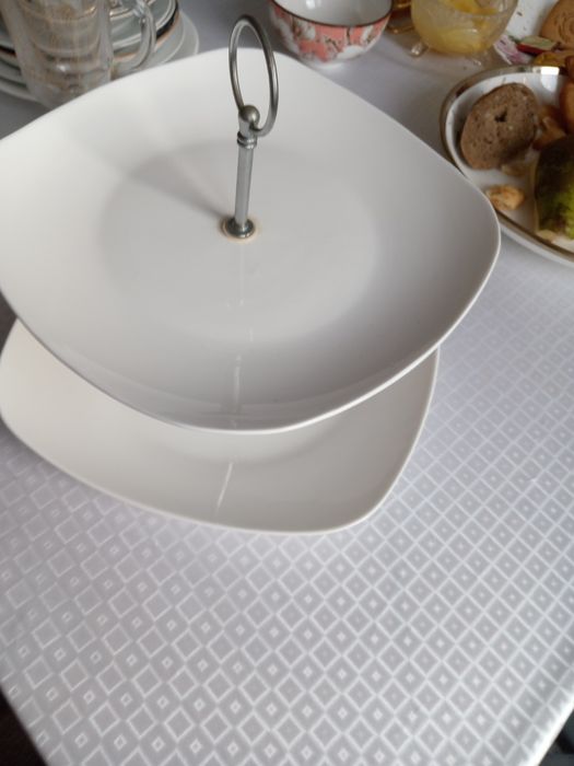 Тарелки, стаканы, чайник и т. д