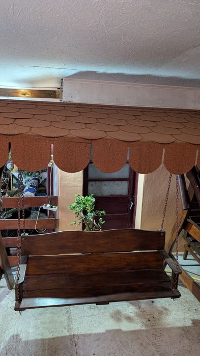 Leagăn rustic din lemn cu acoperis