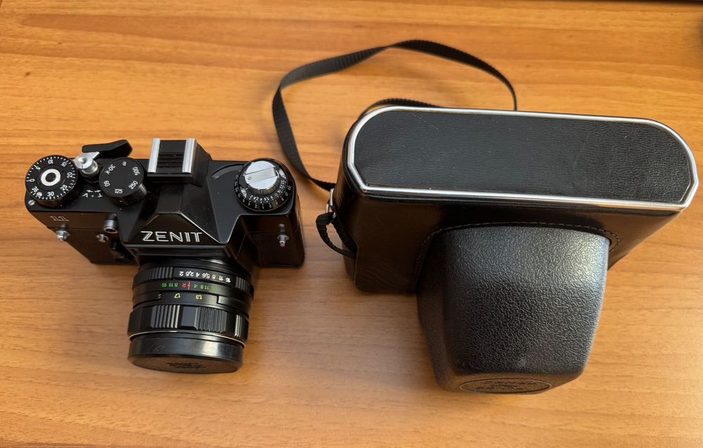 Продавам фотоапарат ZENIT 11 с обектив NELIOS-44M-4