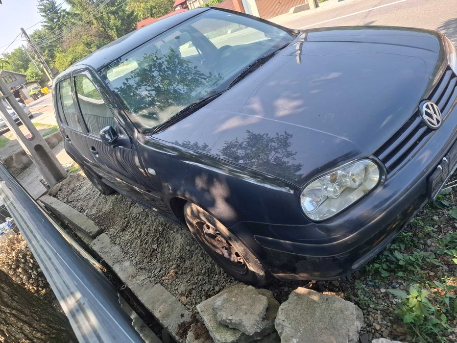 Golf 4 avariat pe partea din spate. Masina este buna. Poate fi reparata si se poate circula cu ea, nu este doar pentru piese auto.