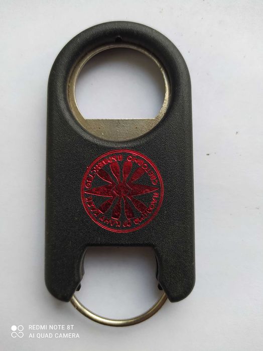 Стари ключодържатели с кожен  калъф и отварачка  и пластмасови с отвар