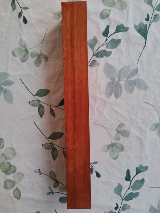 Scândură din lemn exotic roșu de Paduk