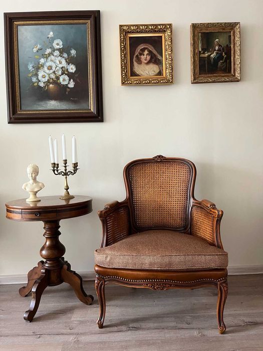 Антикварно кресло в стил Луи XV, изработено с ратан