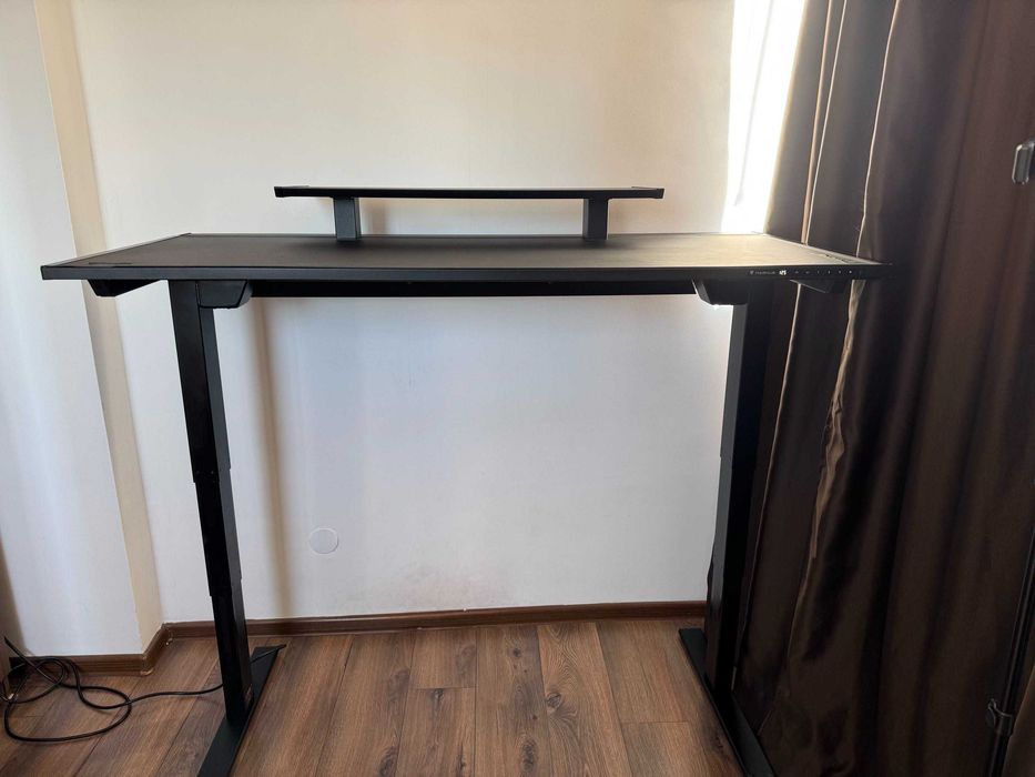 Secretlab Magnus Pro 150x70 — електрическо бюро с рафт и подложка