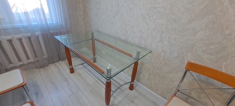 Стол кухонный.