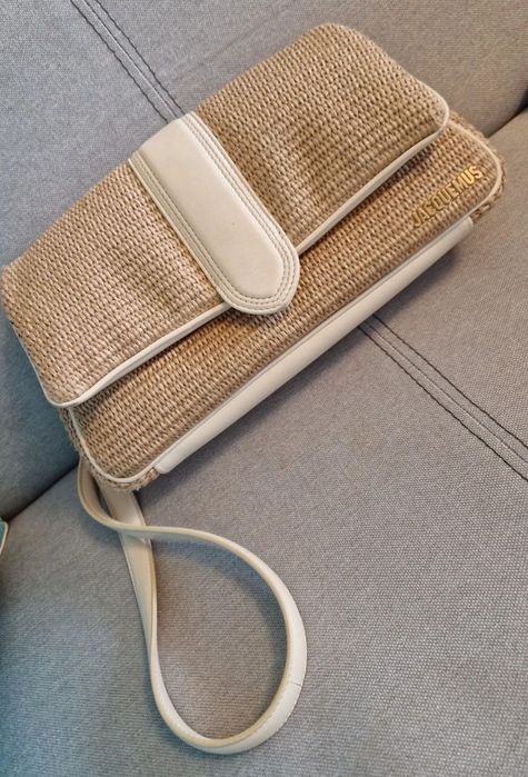 Jacquemus, stil rafie împletită cu detalii din piele/ecoleather albă și logo metalic auriu