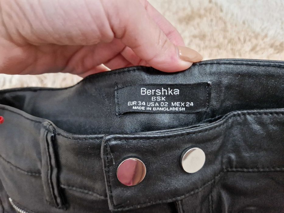 Дамски промазан черен панталон Bershka