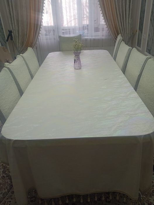 Стол для гостей//гостинный