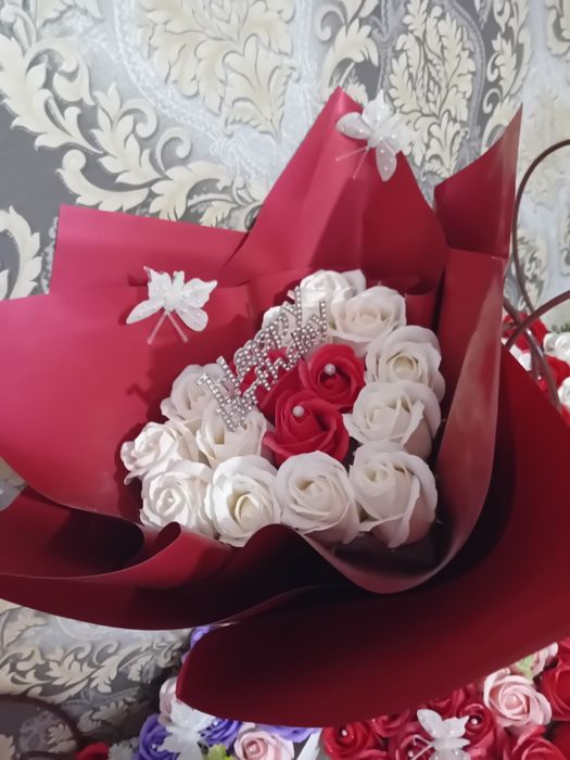 Coșulețe și buchete de flori