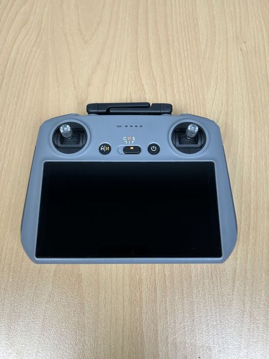Продаваме дрон DJI Mini 5 Pro Fly More Combo RC2 в комплект с 3 броя батерии, Hub за зареждане, филтри и чанта за пренос. С оставаща гаранция!