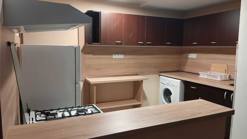 Дава се под наем Тристаен апартамент в Благоевград, Идеален център - 95 кв.м за 357 € - Снимка #1