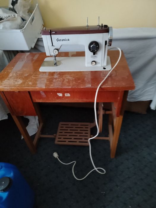 Vând 2 buc mașini de cusut