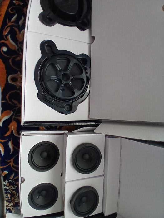 „Boxe Focal INSIDE Mercedes-Benz C-Class – 1 mare + 4 mici (fără fire)