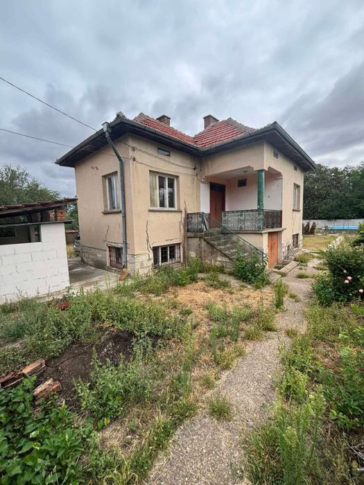 Двуетажна тухлена къща с басейн