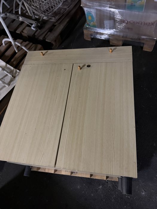 Подаряват се 6 бюра и 5 шкафа