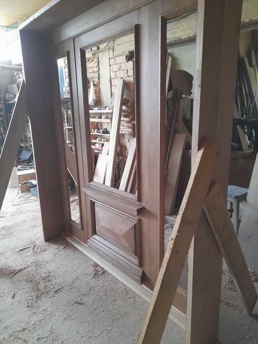 Vand usa lemn  masiv făcută la comanda