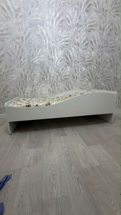 Детский кровать.