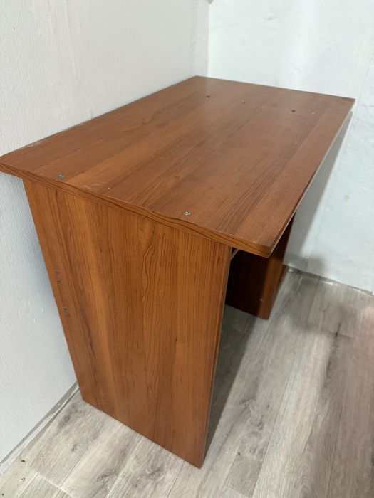 Продам компактный письменный стол