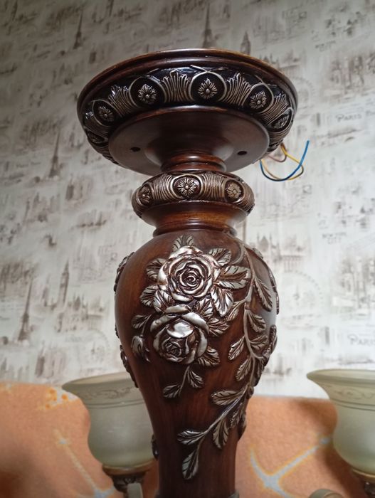 Большая красивая люстра