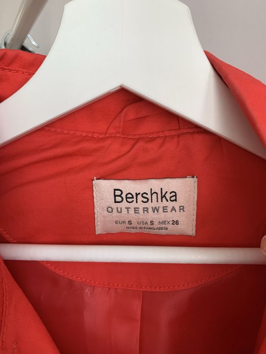 Червен тренч с колан на Bershka