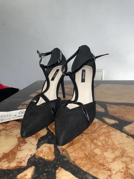 Pantofi cu toc noi cu eticheta