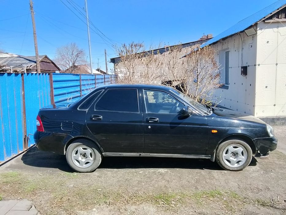 Приора седан продам